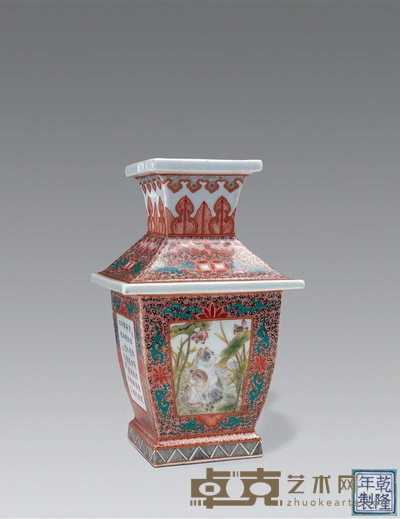 清道光 粉彩锦地开光猫蝶图方瓶 高20.8cm